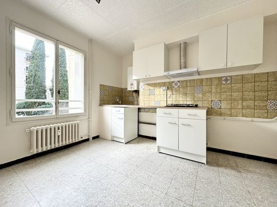 NIMES VAUBAN / REVOLUTION - T4 avec BALCON ET CAVE - CHAUFFAGE INCLUS - Photo 1