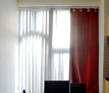 Price £950 pcm - Available 04/04/2026 - Furnished - Photo 2