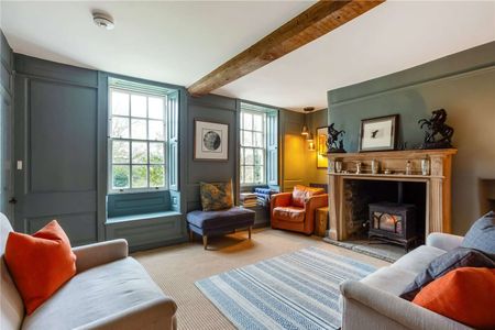 Exceptional Grade II Listed Georgian House in Picturesque Village Setting. - Photo 2