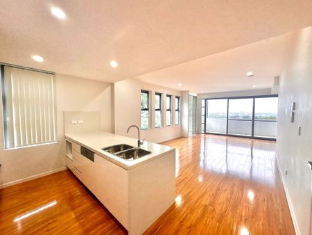 LUXURIOUS & SPACIOUS THREE BEDROOM APARTMENT IN PRIME LOCATION! - Photo 5