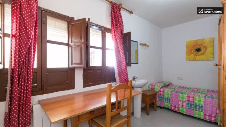 Single Bed in Rooms for rent in tidy 12-bedroom apartment in Centro - Photo 4
