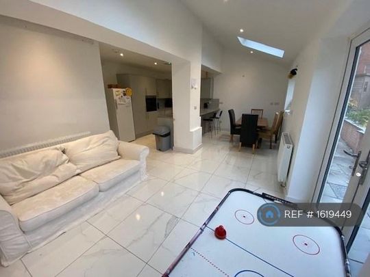 4 bedroom semi-detached house to rent - Photo 1