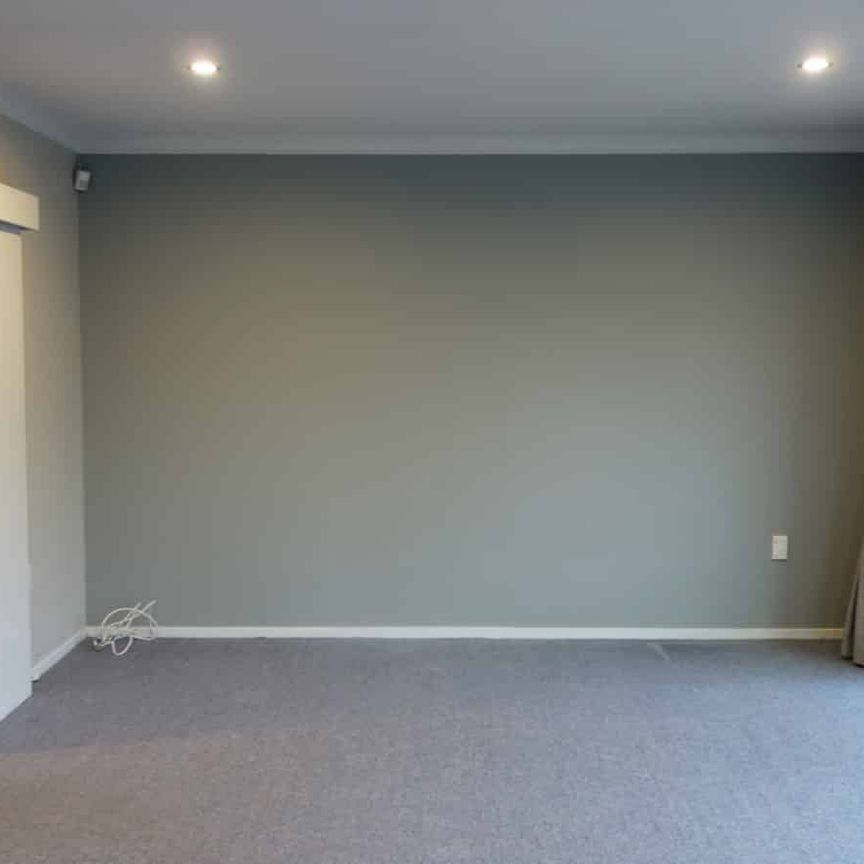 Great Location 3-Bed House with Double Garage - Photo 1