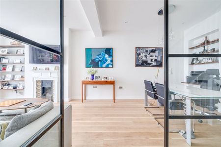 An immaculate recently refurbished five bedroom family home in prime location of Parsons Green. EPC rating C. - Photo 2