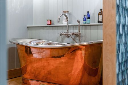 A stunning Grade II-listed barn conversion with beautifully imagined, high specification interiors, in the heart of an idyllic Cotswolds village - Photo 4