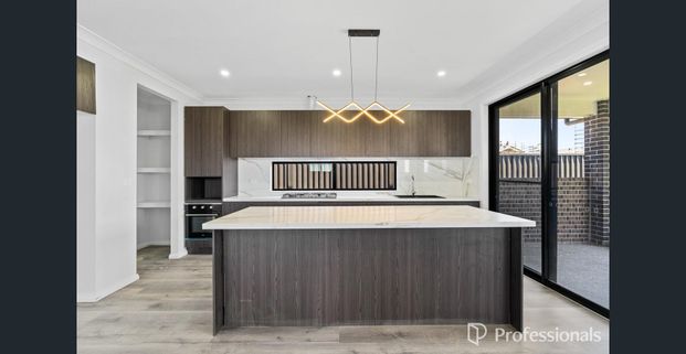 Brand New Rental - 5 Bed | 3 Bath | 2 Living | 1 Garage - Photo 1