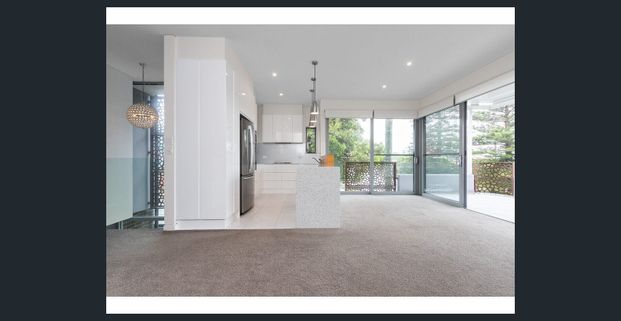 PERFECTLY POSITIONED CONTEMPORARY DUAL LIVING RESIDENCE - Photo 1