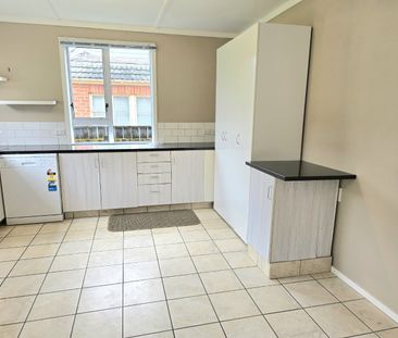 Cosy, Comfort, Convenience only at Cleland Street - Photo 1