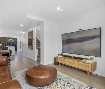 Elegant Townhouse - Photo 2