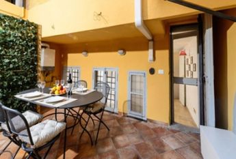 Center-Historic Jewish Quarter: Elegant apartment situated in beautiful Palazzo Nobiliare. Entrance, spacious living with original wood frescoed ceilings, large modern dining and kitchen, 4 bedrooms, 4 Baths, small terrace. #1527