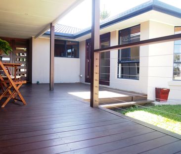 Stylish Home with Great Indoor and Outdoor Living - 6 Months Lease ... - Photo 3