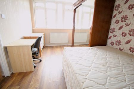 Room in a Shared Flat, Martindale House, E14 - Photo 4