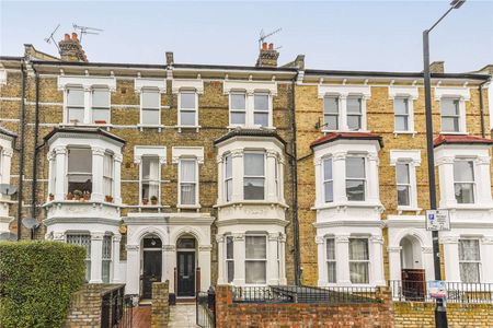 A bright duplex four bedroom apartment in a period conversion. - Photo 2