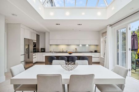 An exceptional six bedroom family home situated in one of Petersham's premier roads - Photo 2