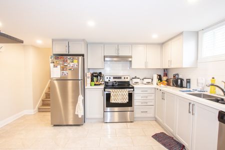 Spacious 3 Bedroom Unit off of Upper Gage!! - Photo 5