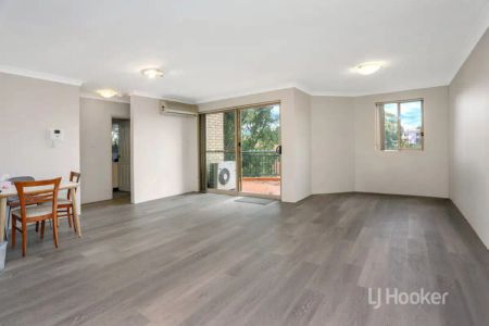 “Spacious Open Plan neat & Tidy Two Bedroom Unit!” - Photo 2
