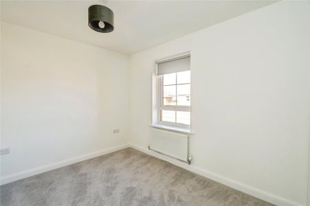 4 bedroom house to rent Tern Crescent, Bosham, Chichester, West Sussex, PO18 - Photo 5
