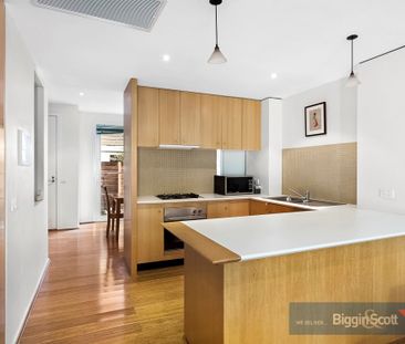 FANTASTIC 3 LEVEL TOWNHOUSE IN WELL MAINTAINED BLOCK, CENTRAL RICHM... - Photo 2