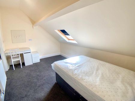 3 bedroom flat to rent - Photo 4