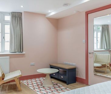 A well-presented studio flat located in Chiswick. - Photo 3