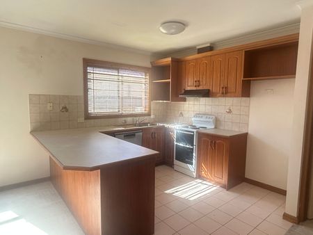 Neat Three Bedroom Unit - Photo 4