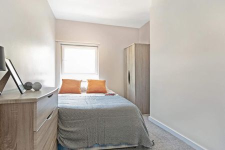 4 bedroom flat to rent - Photo 5