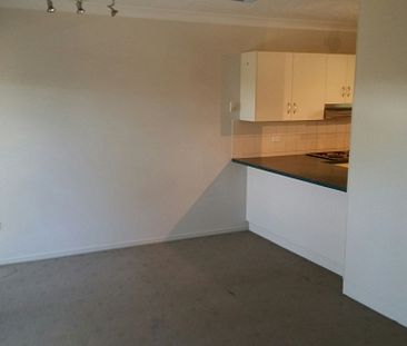 9/8 Gleeson Street, Hermit Park. - Photo 2