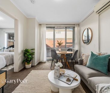 Large one bedroom with courtyard appeal - Photo 3