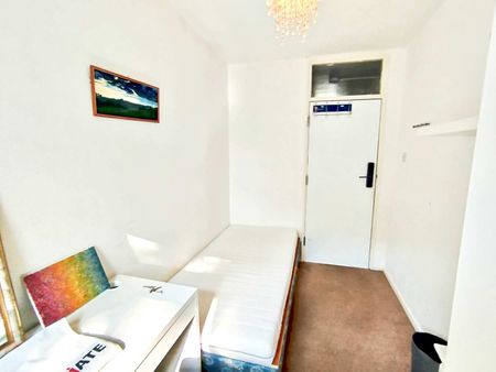 YOHO Queen Mary Room 1 - Photo 5