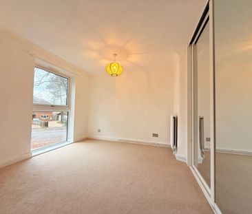 The Quinneys, Farnborough, Hampshire, GU14 - Photo 6