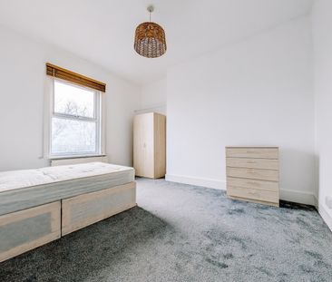 2 Bed Flat, Whipps Cross Road, E11 - Photo 2