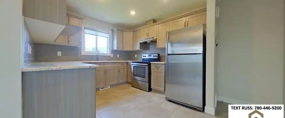 PET FRIENDLY 3 Bed / 2.5 Bath Half Duplex SE Edmonton | 2913 15 Street Northwest, Edmonton - Photo 1