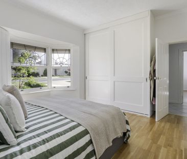 Three Bedroom Art Deco Modernised Home - Photo 6