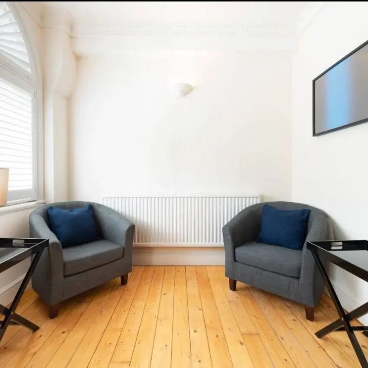 3 bedroom flat in Charing Cross - Photo 1