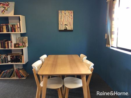 Top floor Unit in Toowong - Freshly Painted - Photo 2