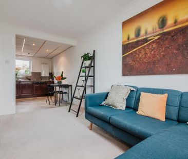 3 bedroom flat to rent - Photo 2