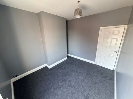 4 bed Semi-Detached - To Let - Photo 4