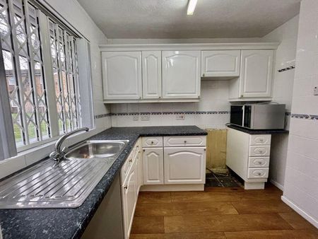 2 bedroom ground floor flat to rent - Photo 3