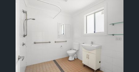 Spacious 4 Bedroom Family Home with Inground Pool - Photo 4