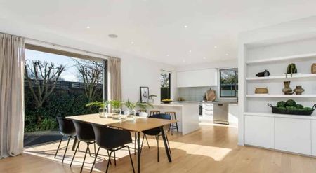 Sensational Large Four Bedroom Home - Photo 4