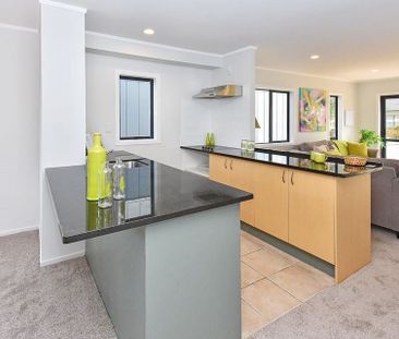 Sunny and Spacious house in great location - Photo 1