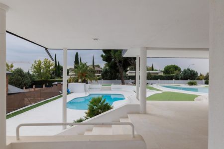Casa en alquiler en Las Rozas con vistas, piscinas, padel y todas las comodidades. - Photo 5