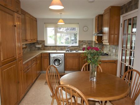 2 bedroom Flat To Let - Photo 2