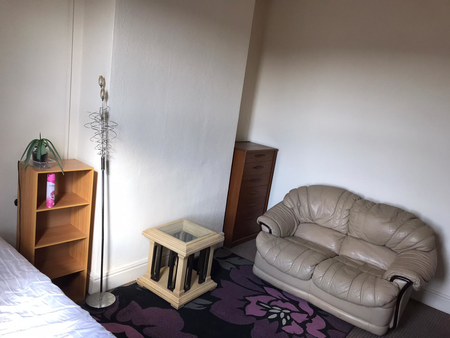 🔐 A Secure and Stylish Houseshare at Albany – The Crown Jewel of Coventry Co-Living! - Photo 3