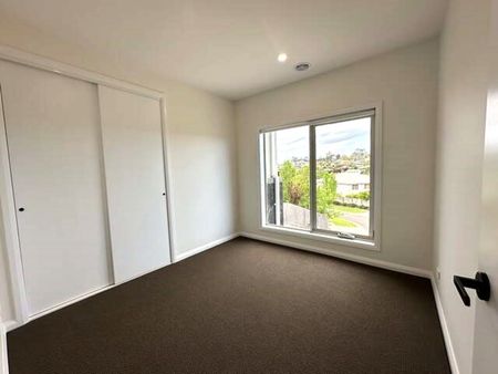 LARGE LUXURIOUS FAMILY HOME IN GREAT LOCATION!!! - Photo 5