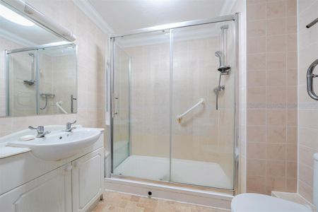 Andrews Lodge, Lymington - Photo 2