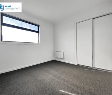 Spacious Three Bedroom Townhouse in Prime Location! - Photo 3