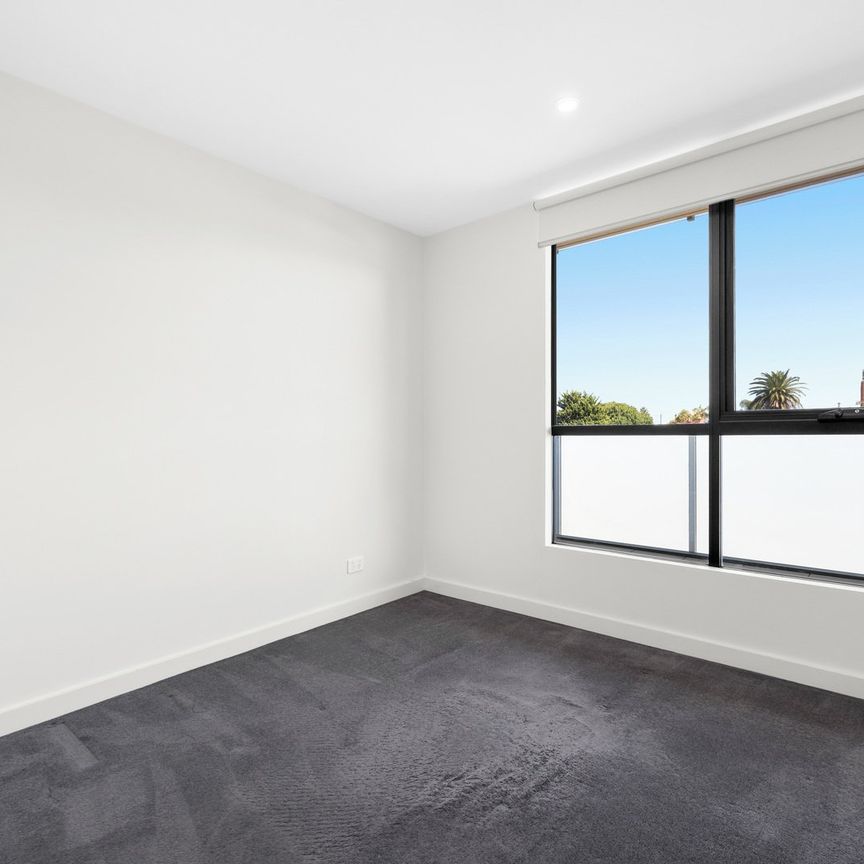 Perfectly Positioned & Prime Location! - Photo 1