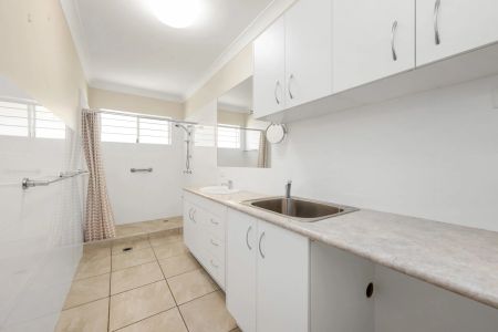 LOW-MAINTENANCE COORPAROO UNIT IN PRIME LOCATION - Photo 3