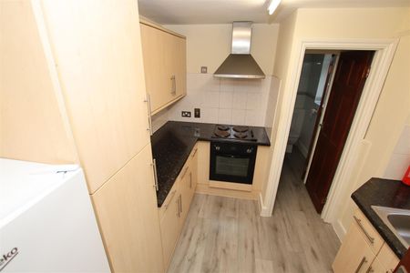 1 bedroom Flat to let - Photo 2